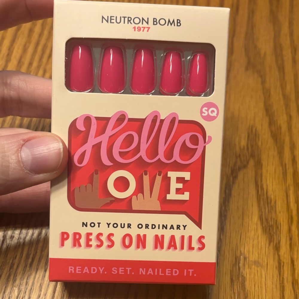 ❤️💋Hello Love nails in style squoffin Neutron Bomb! ❤️💋